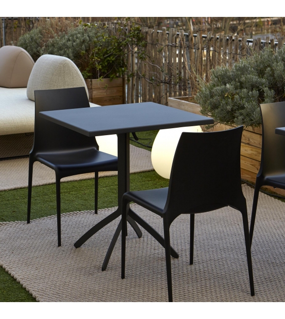 Noomi Ligne Roset Outdoor Tisch